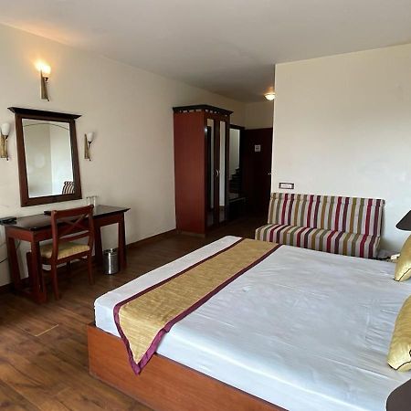 8Fold-Pinecrest By Larisa, Bhimtal Hotel Buitenkant foto