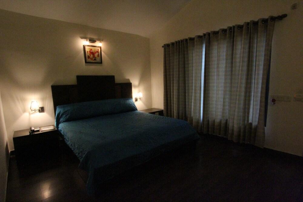 8Fold-Pinecrest By Larisa, Bhimtal Hotel Buitenkant foto