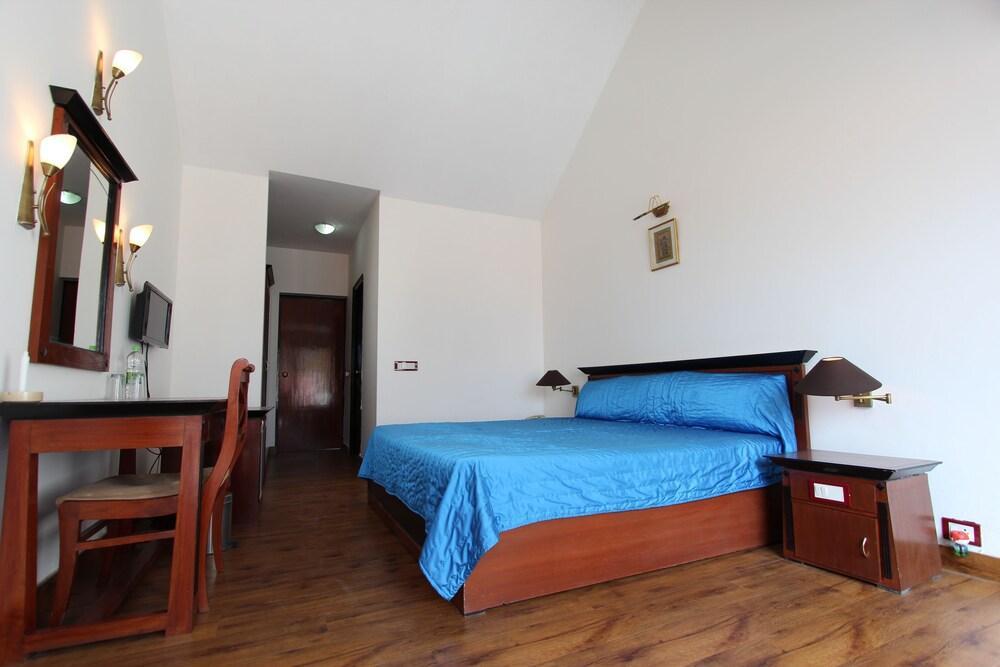8Fold-Pinecrest By Larisa, Bhimtal Hotel Buitenkant foto