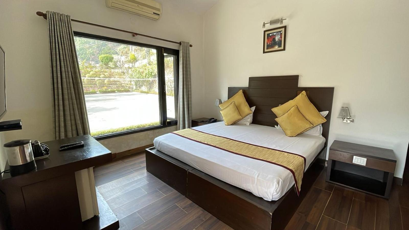 8Fold-Pinecrest By Larisa, Bhimtal Hotel Buitenkant foto